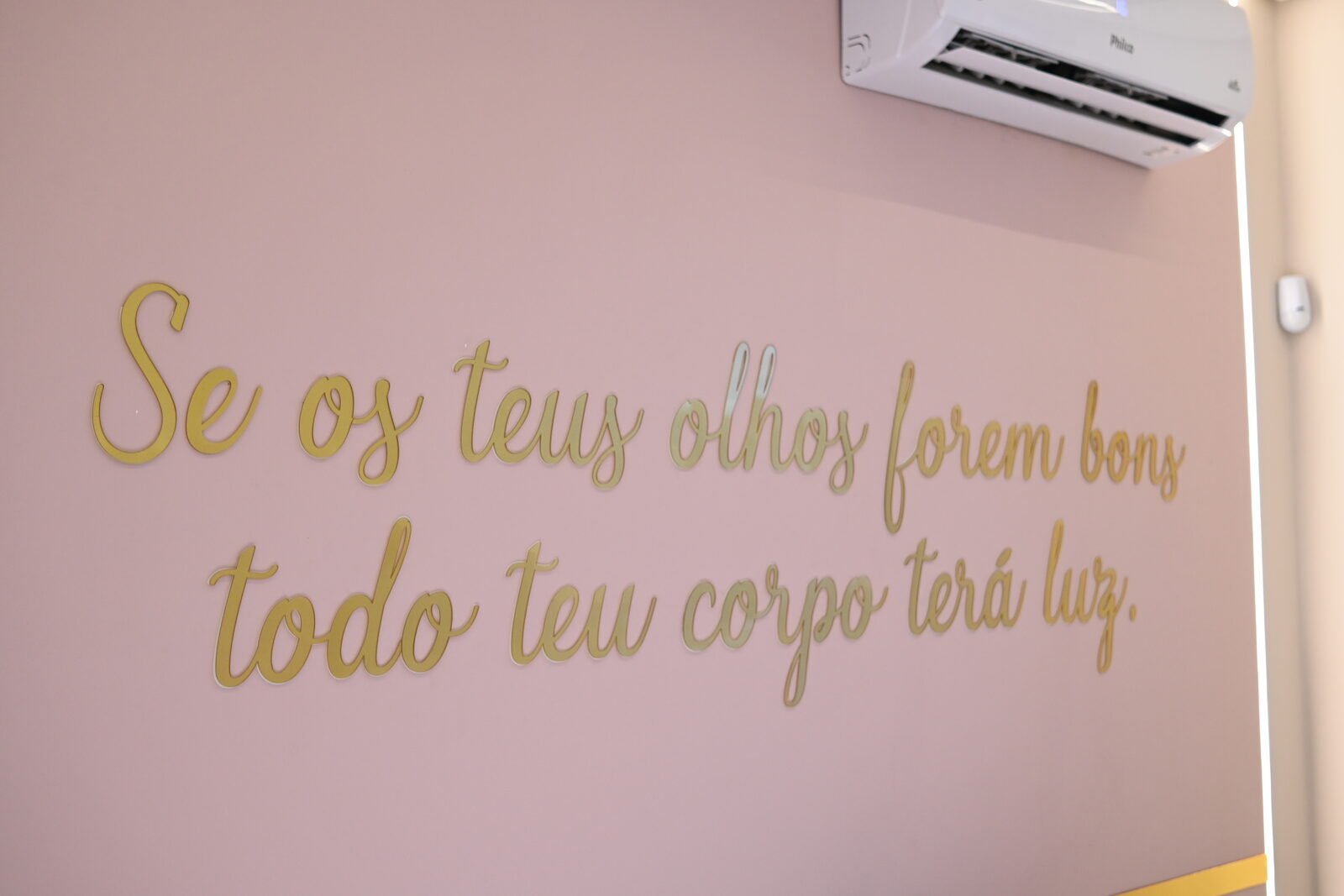 Decoração interna da Una Odontologia — frase inspiradora